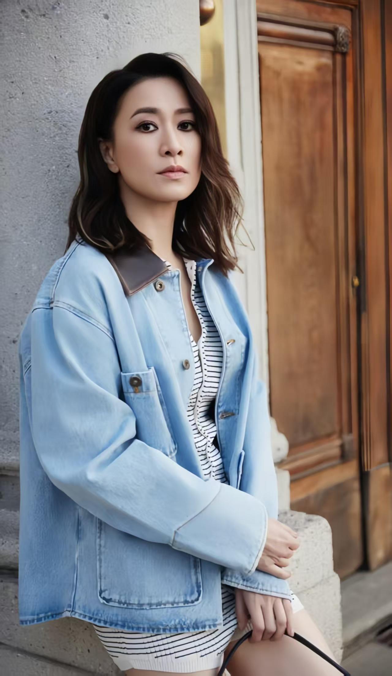 面对记者询问许绍雄去世未喝结婚茶是否失望，佘诗曼应答精妙。她提及许绍雄女儿已完