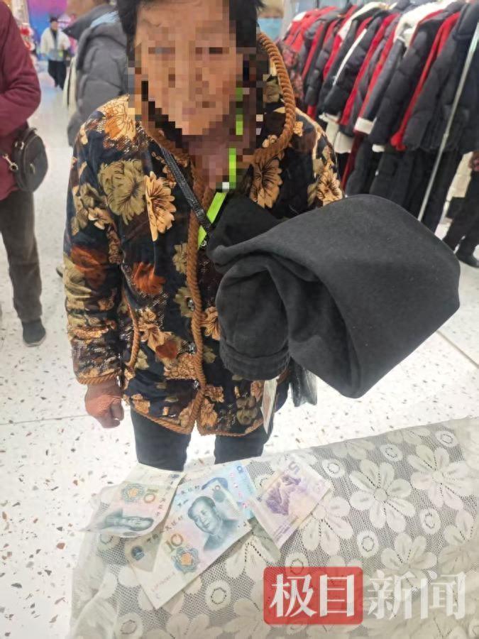 看哭了！湖北十堰，一位老人走进一家女装店，看着一件棉裤很是喜欢，却又不好意思穿，