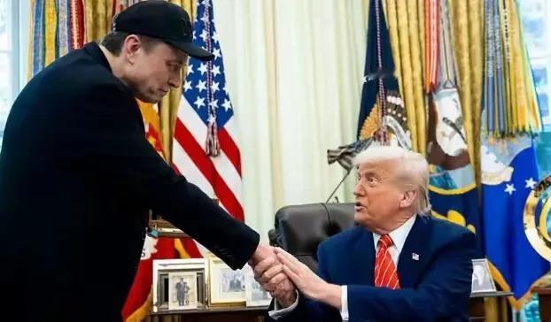 你绝对想不到，两个亿万富豪在推特上互撕，甚至威胁要解散政党！这场火药味十足的骂战