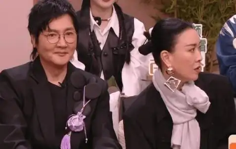 《披荆斩棘2026》直播里，孙楠一开口全场笑翻，把那英打电话邀他来节目的名场面还原得活灵活现。他捏着