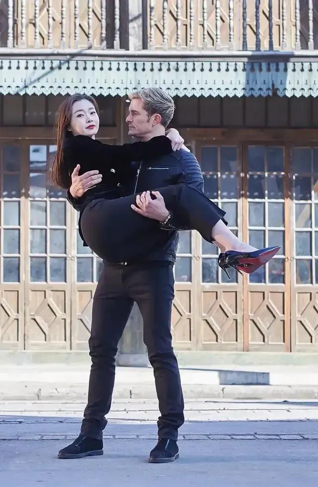 被洋人老头公主抱的宋轶，外国佬目光坚定，已经成功捕获了猎物。完了，又损失了一位中