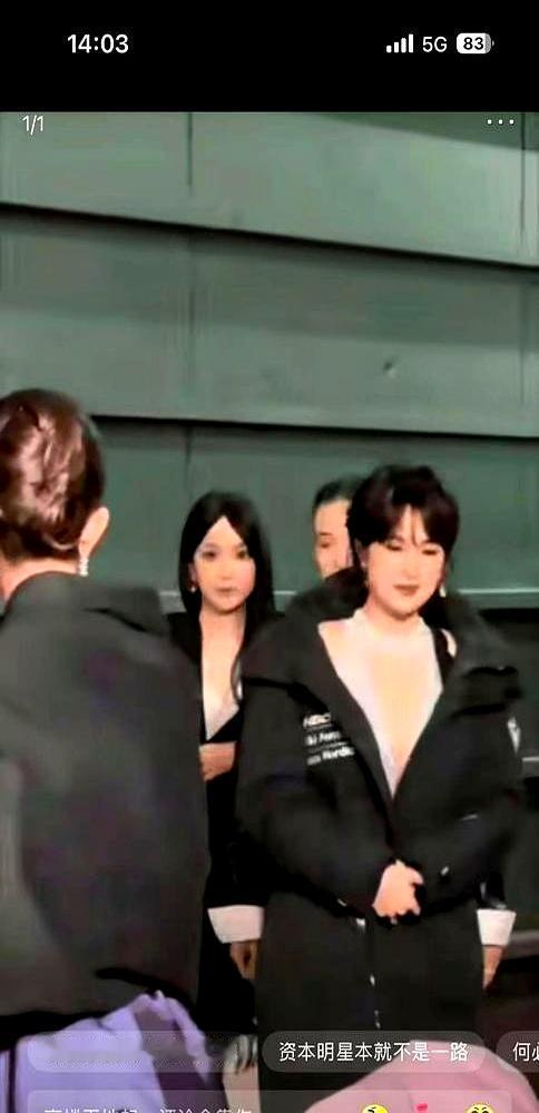 被全网嘲“吃鸡演技”的姚安娜，悄悄坐到第五排后，张艺谋的电话就打来了。你还