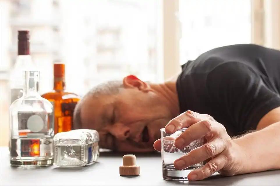 酒精在许多人生活中是常见的存在，但对于某些疾病患者来说，即使是一滴酒，也可能成为