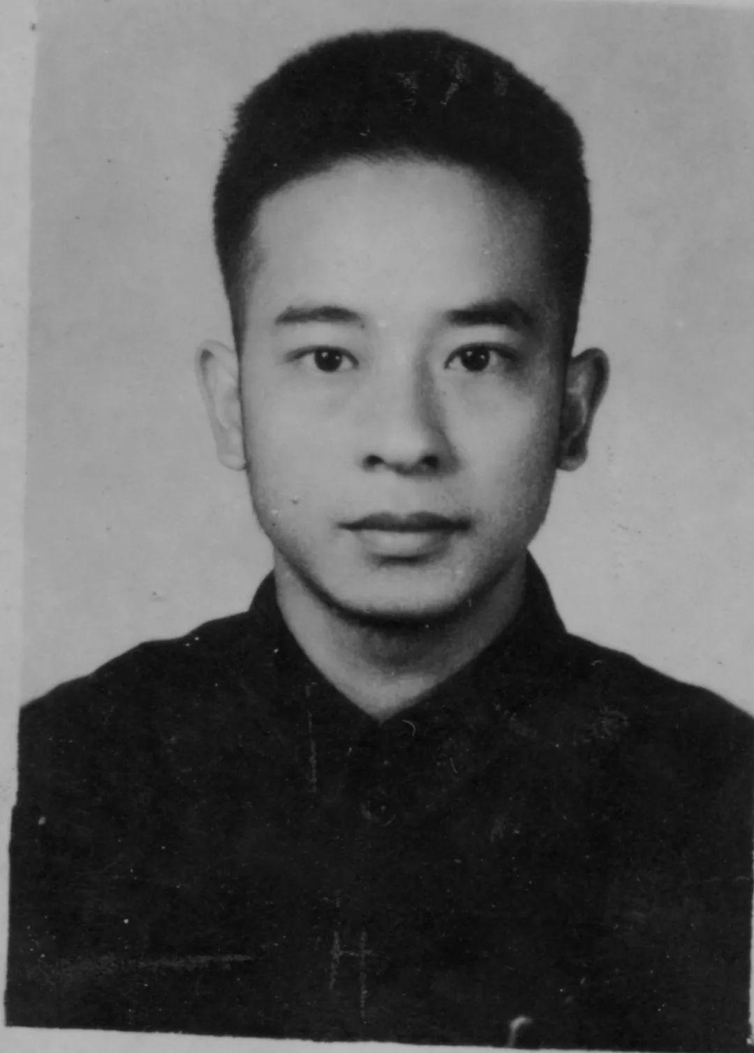 1949年渣滓洞大屠杀前夕，狱中的罗广斌趁着四下无人，喊住了看管人员杨钦典：“