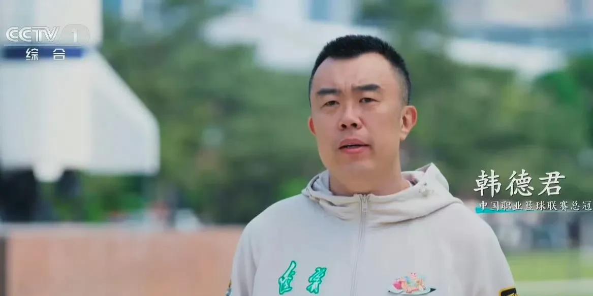 韩德君张峻豪登上央视端午晚会！简介是：中国职业篮球联赛总冠军，看出排面了吧；这就