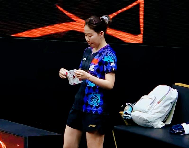 陈幸同3:0零封徐奕的这场，用的手帕怎么这么小？难道同同不出汗吗？第一局