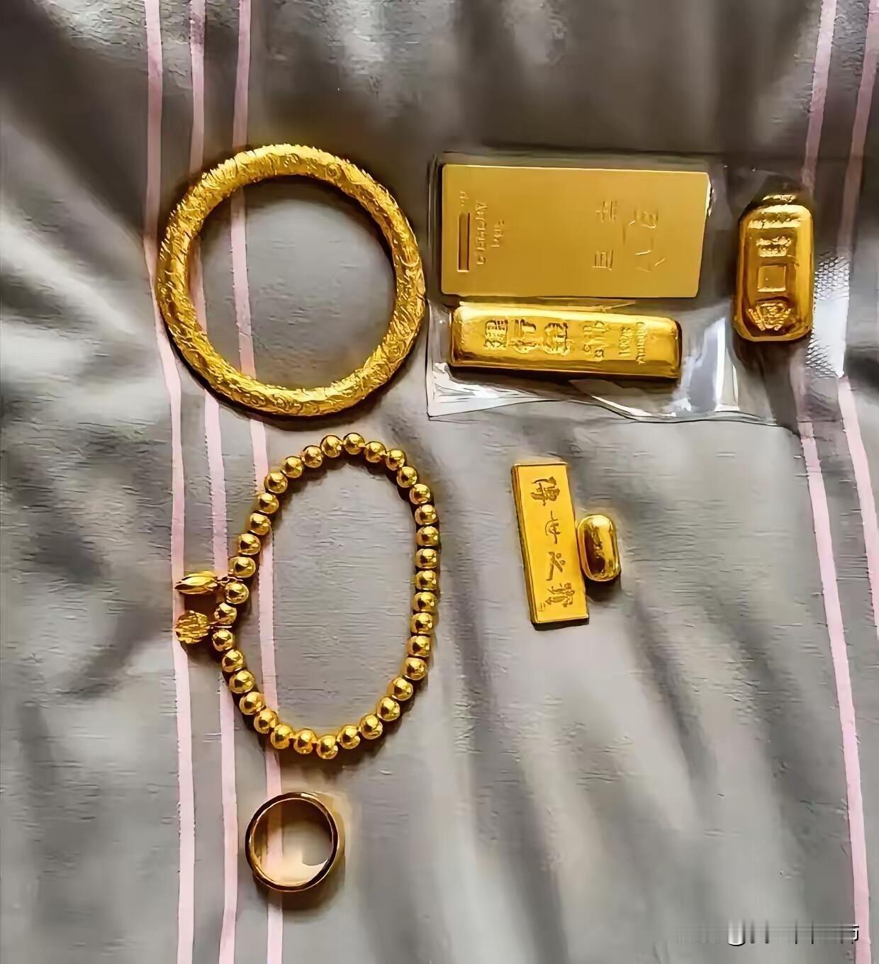 小姨从金店辞职了临走前给我透了个底听完我差点哭出来​以前买金首饰，总是傻乎