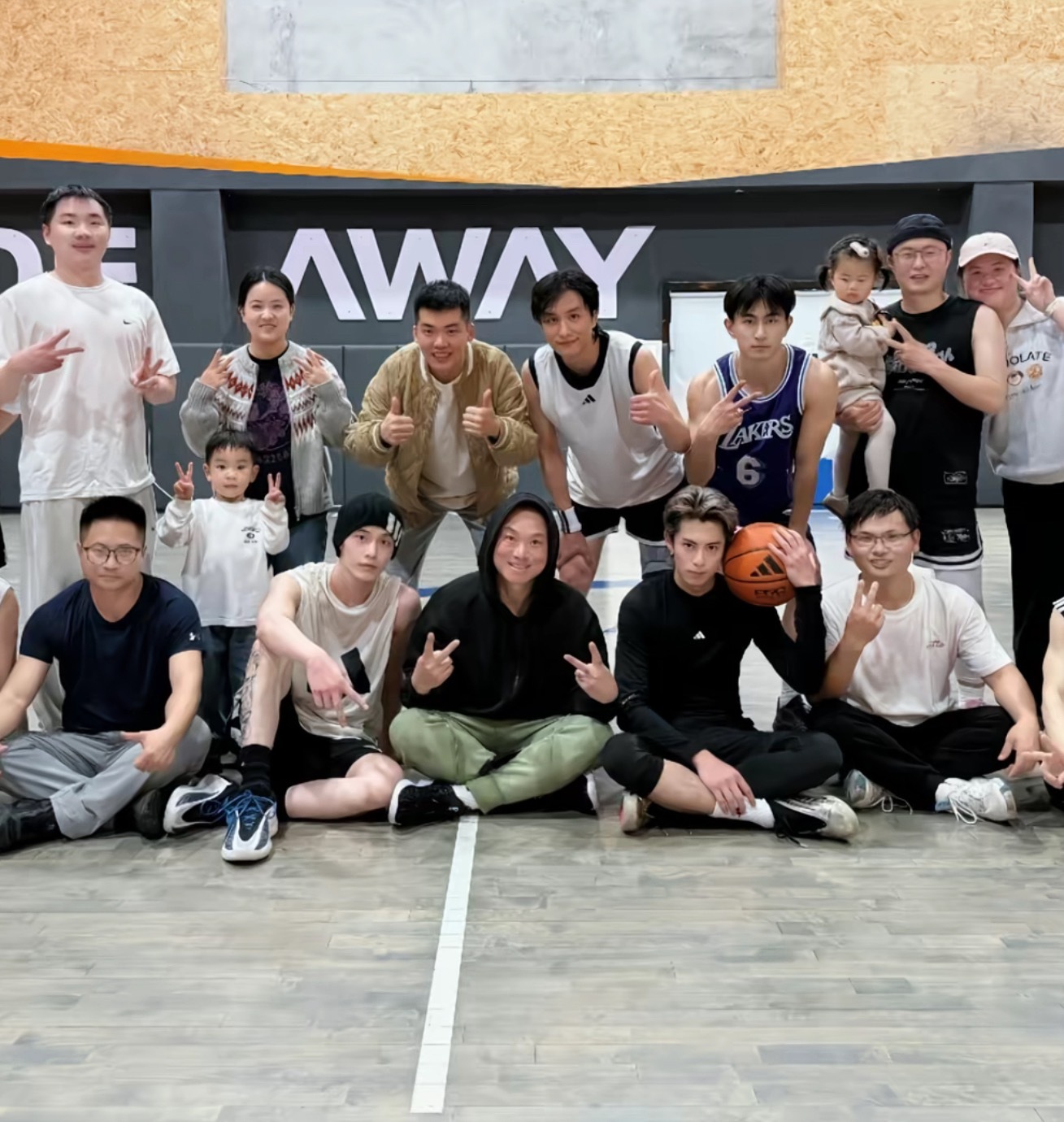 🐟丝又幻想窝鱼万人迷体质了，马上被打脸了哈哈哈哈哈哈…疑似何与朋友点赞吐槽虞