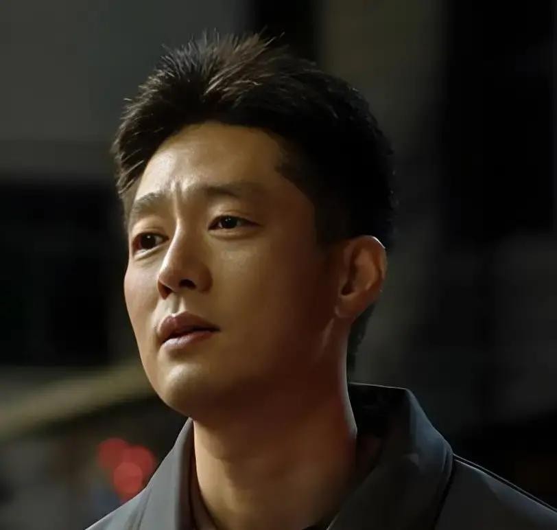 凌潇肃35岁那年拍《藏锋》演特警，老领导遇害那场戏，他张嘴飙出一口地道陕西方言。全剧播完，这句方言是