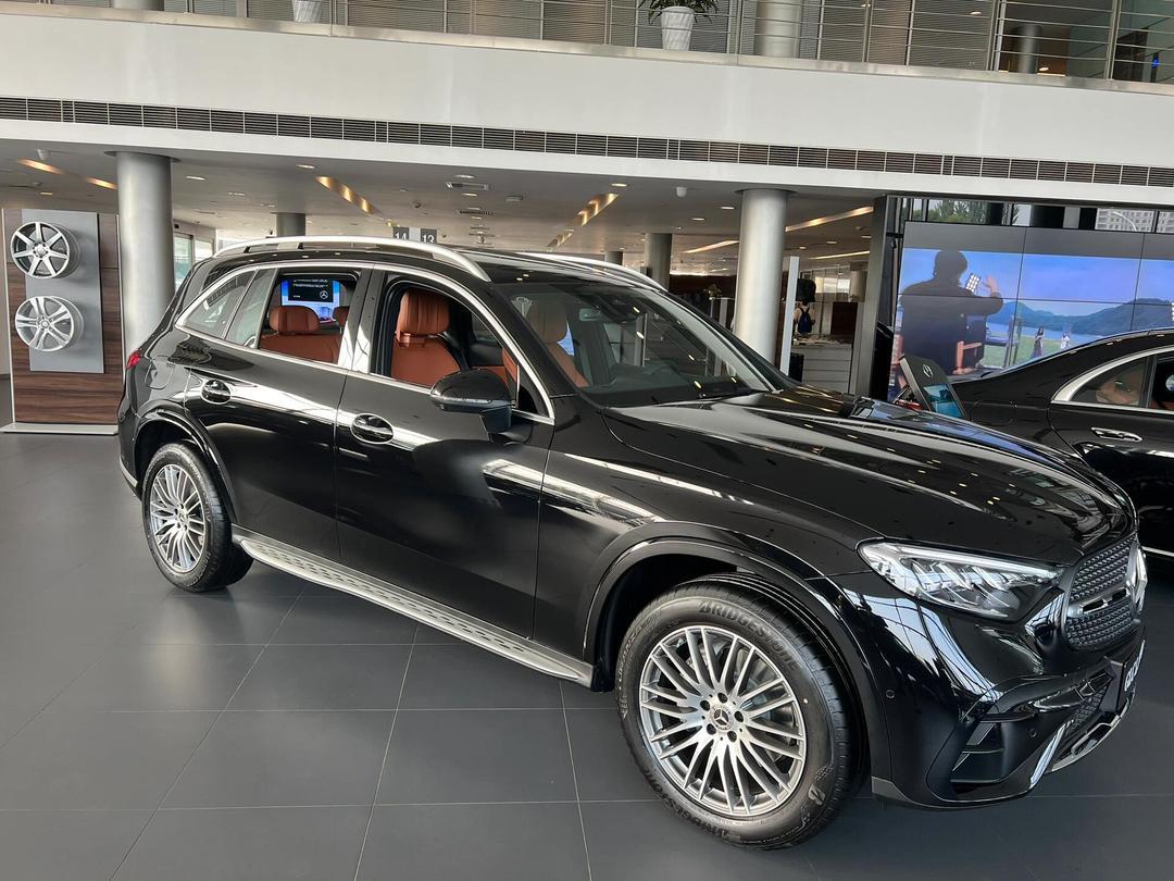 我朋友刚买了一辆奔驰GLC，我特意去试了半小时，跟大家唠唠最真实的感受，不玩那些