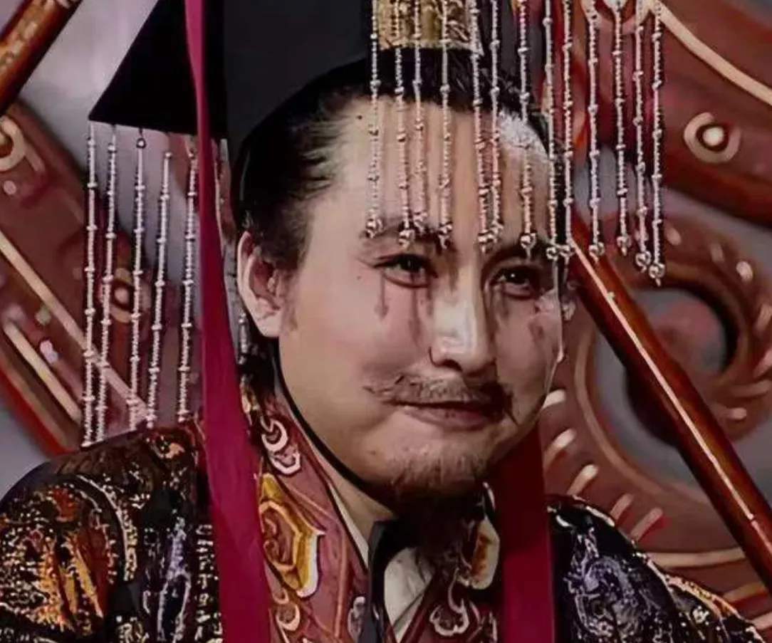 刘备发动灭吴之战时，曹丕却没有任何作为，还得意的给群臣说:“备不晓兵，岂有七百里