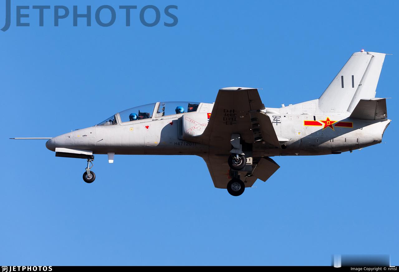 海航大JL-8。这款新涂装亮相有3年了，但还是新老涂装混搭。