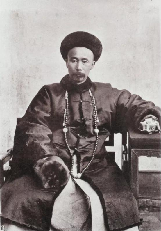1863年，丧妻两年后，李鸿章决定再娶一房夫人，大婚当天，新娘的陪嫁丫鬟冬梅，无
