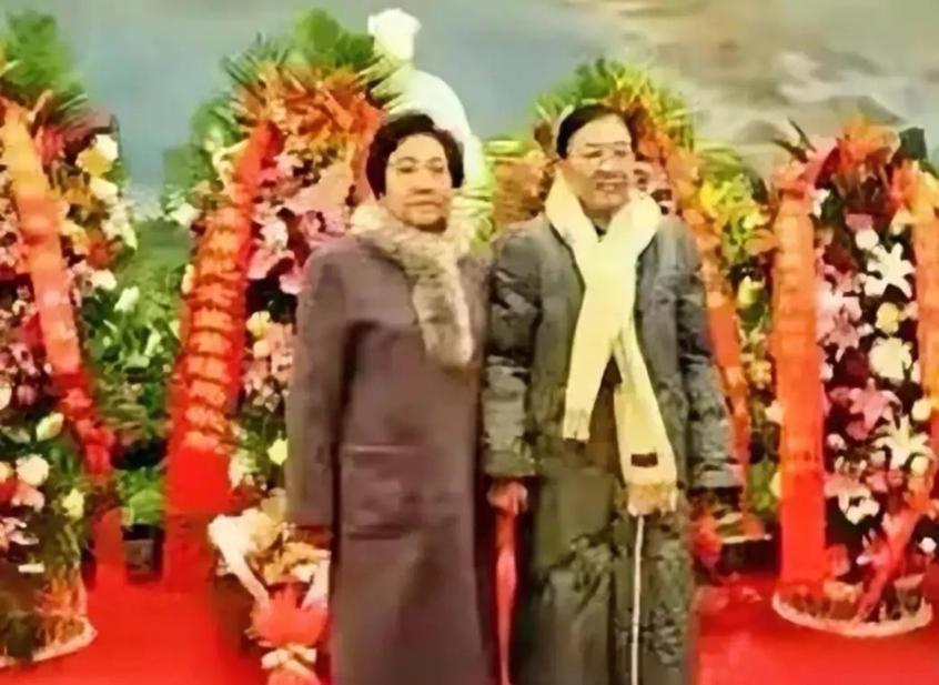 晚年的吴桂贤与谢静宜来到纪念堂，缅怀毛主席，传承红色基因。让工农兵成为新中国的主