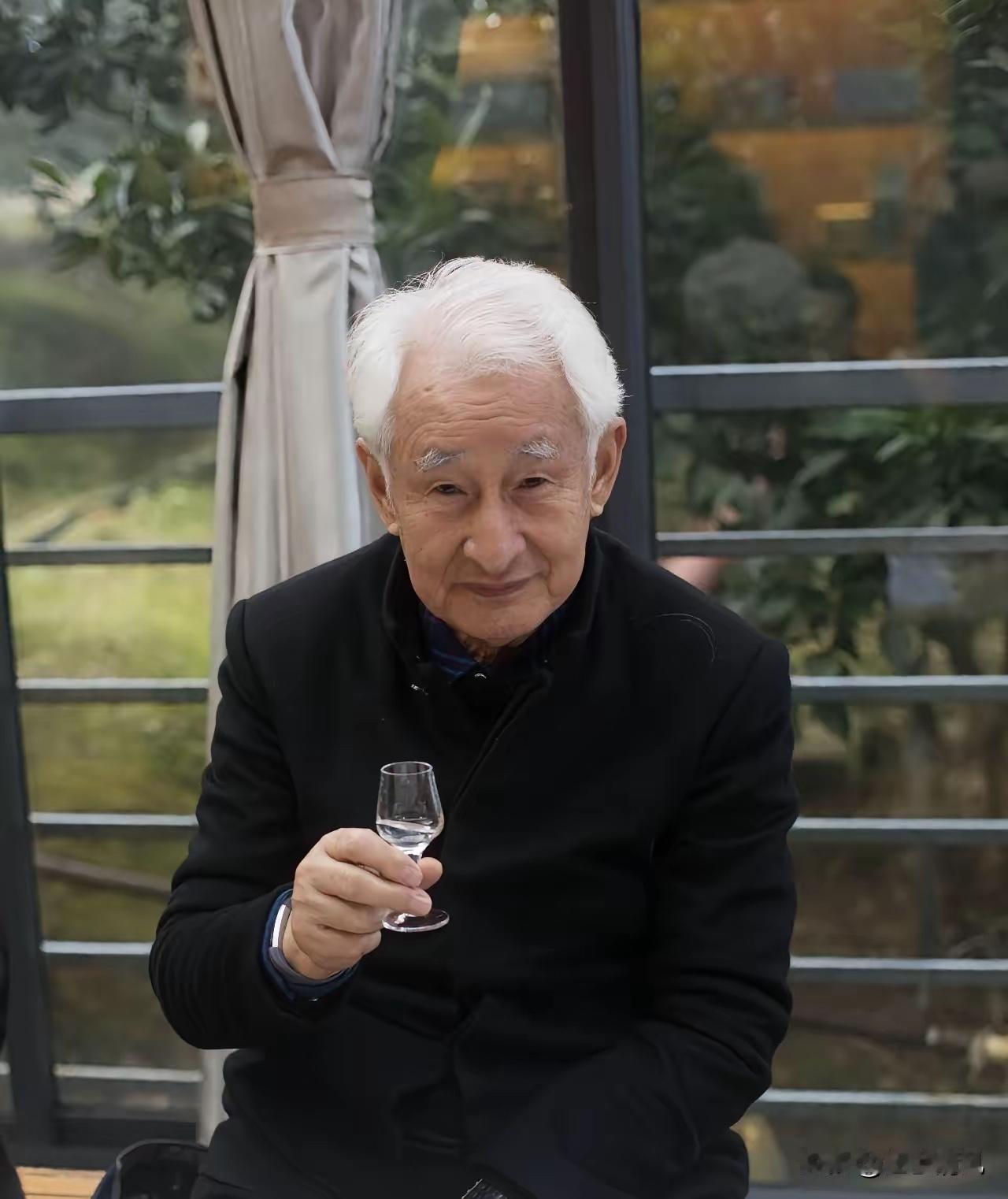 世界上喝茅台最多的人叫季克良。他在茅台工作50年，喝掉2吨多茅台，凭借“最贵