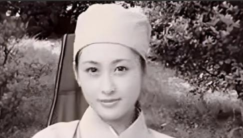 1950年一个战士死死地盯着一个尼姑的胸脯，排长见状，气得青筋暴起：“敢违反纪律