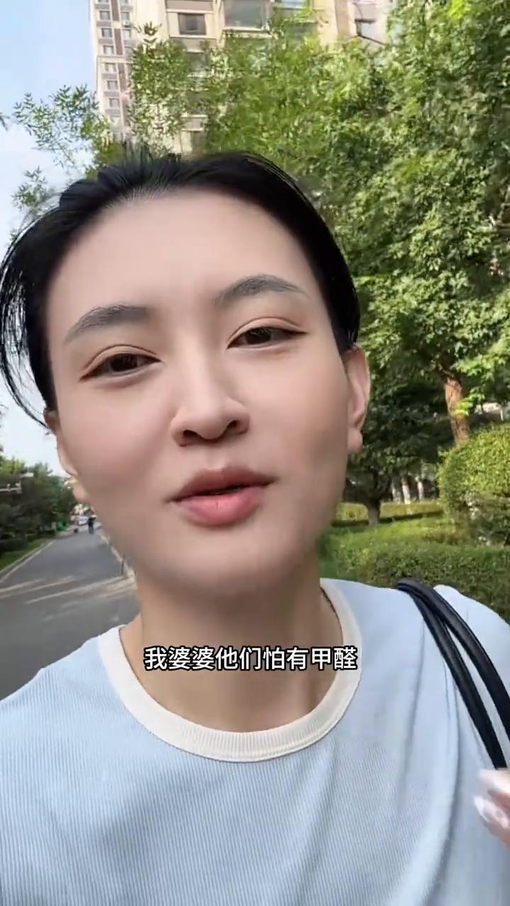 吐槽公婆。昨天我婆婆葡萄扒拉皮放在我嘴里，结婚八年了，我还是会被我婆婆的这种小