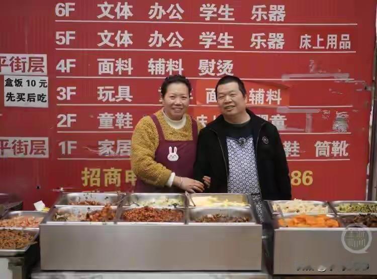 守住一盒热饭：这对夫妻用20年熬出朝天门的烟火人间朝天门凌晨四点的风，像一把