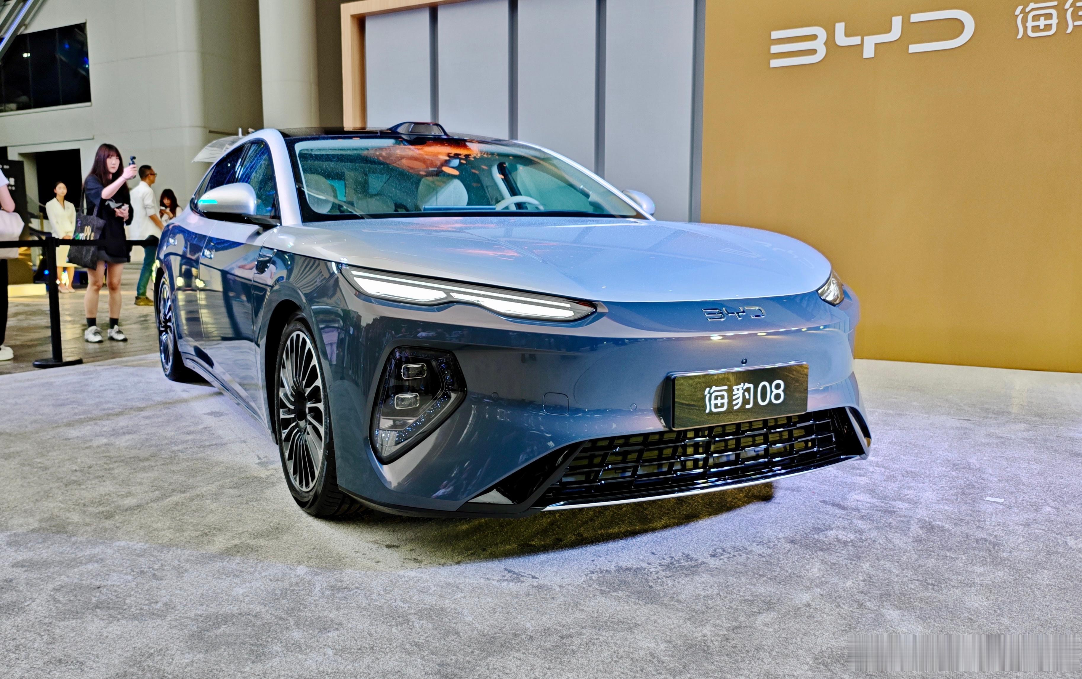 比亚迪海豹08正式上市：•DM400KM尊贵型：19.69万元•DM4