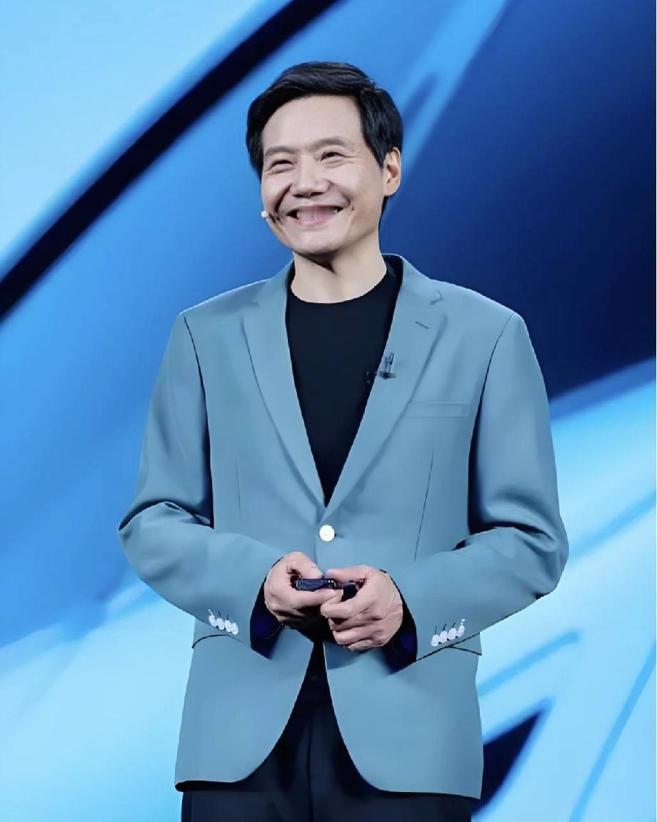 雷军又一次赢麻了！这次APEC峰会，中国在送给韩国的礼物中是文房四宝和两部小米旗