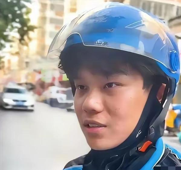 2025年，安徽阜阳，一男生高考之后去兼职送外卖，就在送餐途中，他收到班主任发来