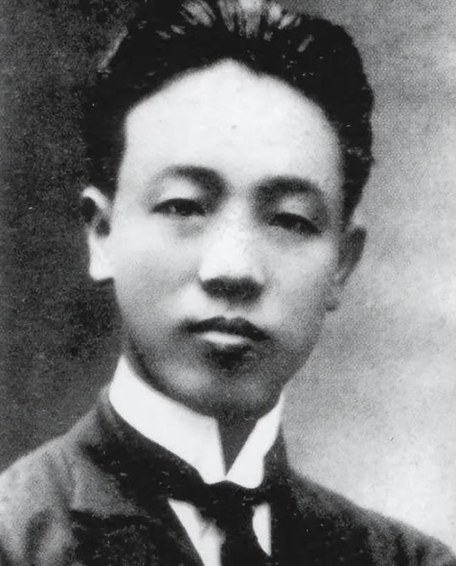 1927年7月19日黎明，他被押赴刑场，人头落地身体却挺立不倒，牺牲时年仅26岁