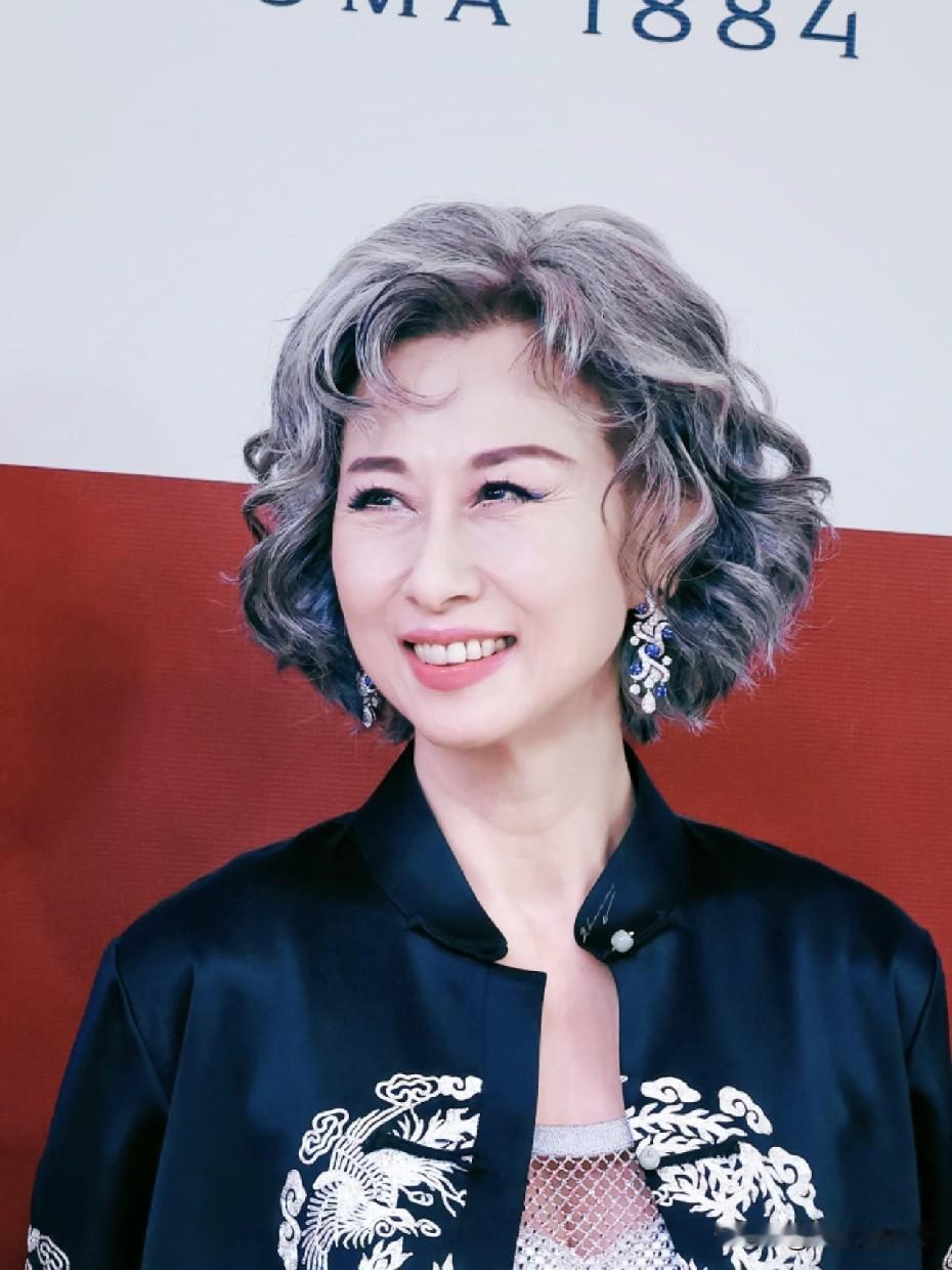 我最搞不懂的人，就是叶倩文了。明明已经65岁，皮肤松弛、胸部下垂等老年人的疲