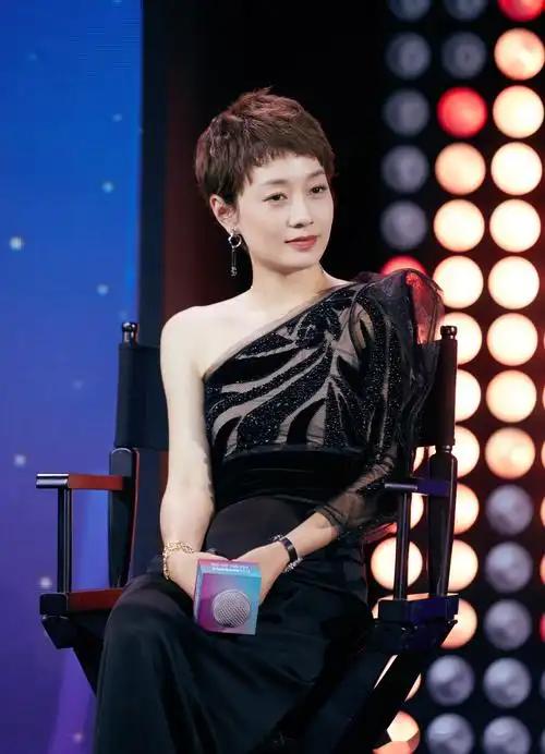 演员马伊琍说：“我刚大学毕业的时候，有个剧组找我，试完镜后，副导演跟我谈话，谈到