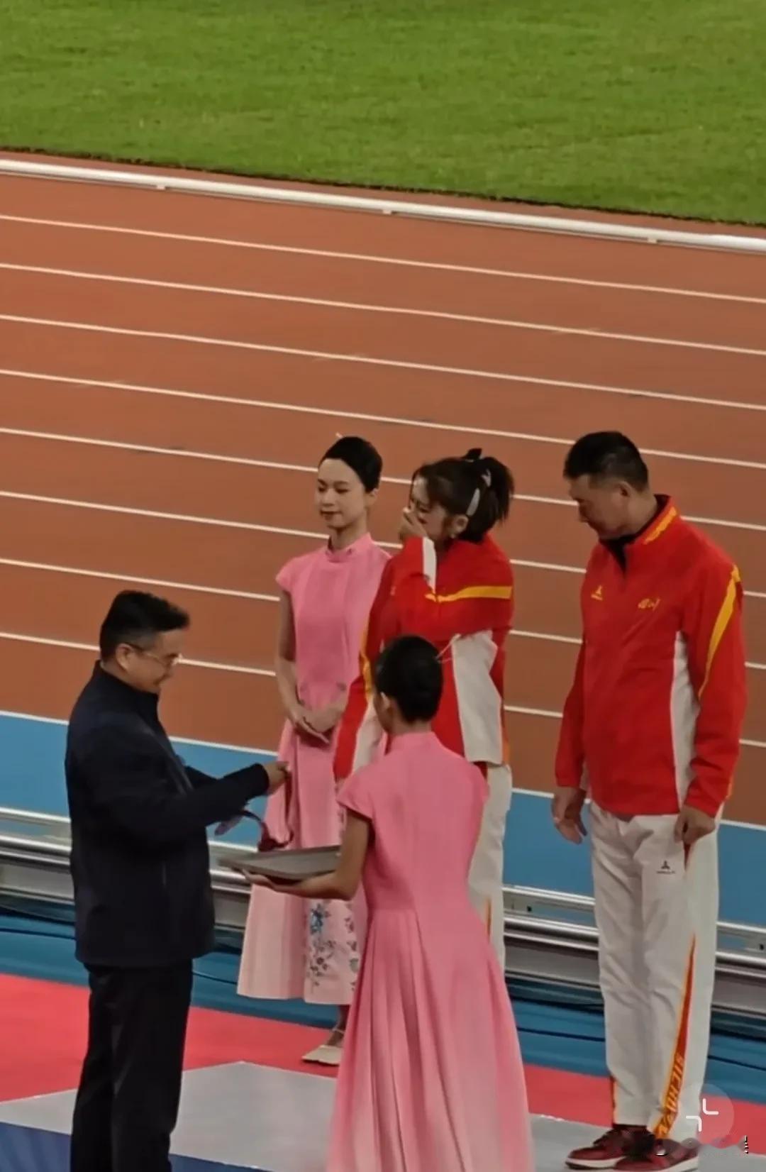 在全运会女子100米栏颁奖仪式上，吴艳妮哭了，她捂着脸，眼里都是泪花，表情有委屈