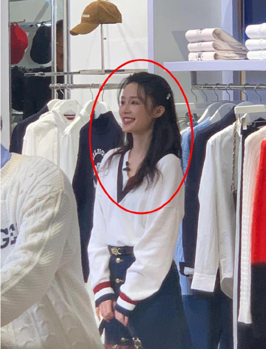 李沁路人视角长这样？？李沁真的好漂亮啊，业务能力强活动又超级辣！喜欢喜欢，该
