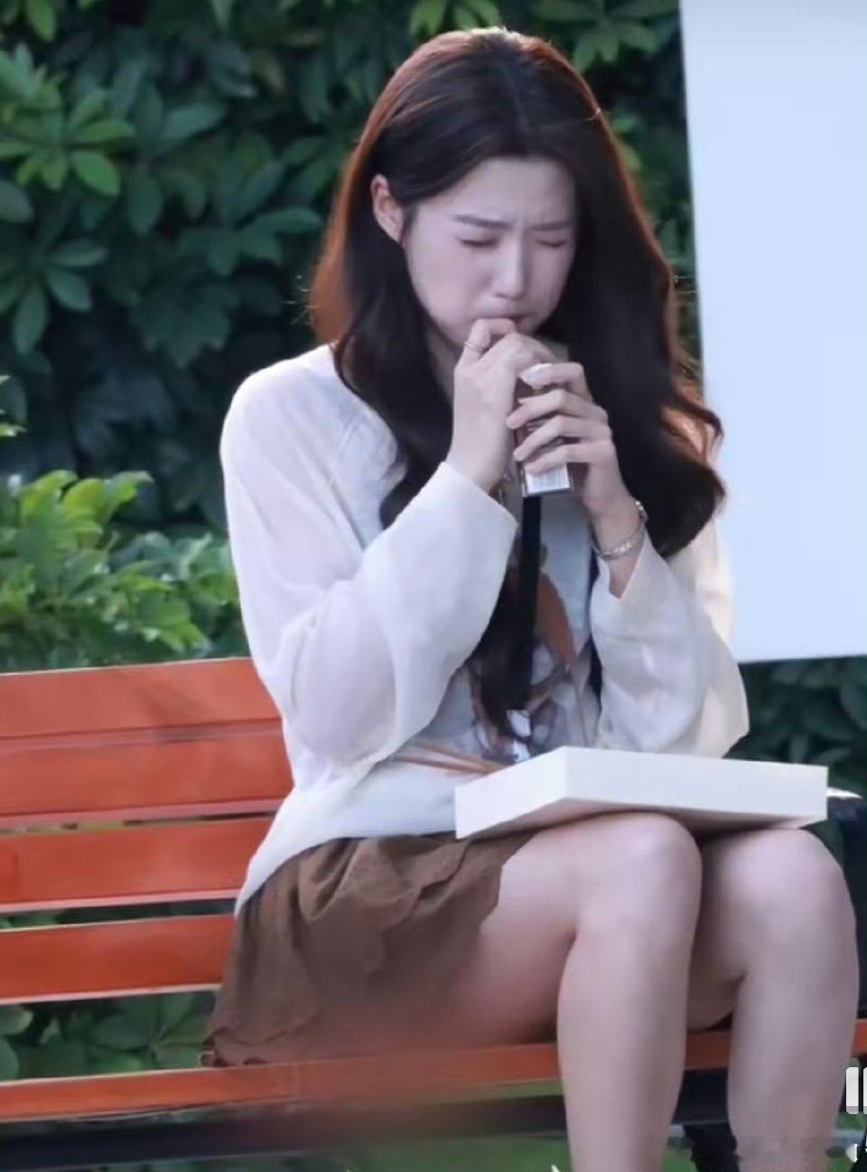 卢昱晓《折月亮》云厘吃饭路透，腮帮子鼓鼓的萌翻了！好可爱啊！​​​