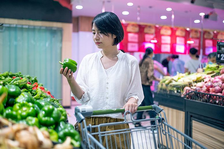 为啥国内消费始终拉不动？知名经济学家一句话戳中要害：根本不是老百姓不愿花钱，是普