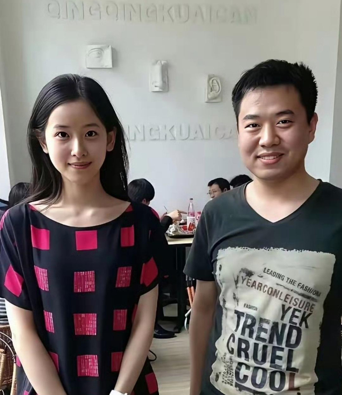 刘强东在富豪里真不算丑的，在同龄人里五官算标致了，只不过章泽天长得太漂亮了