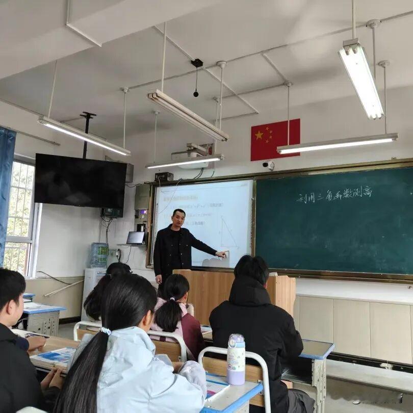 近期，徐家坡九年制学校精心组织开展了骨干教师公开课与青年教师汇报课系列活动。全校