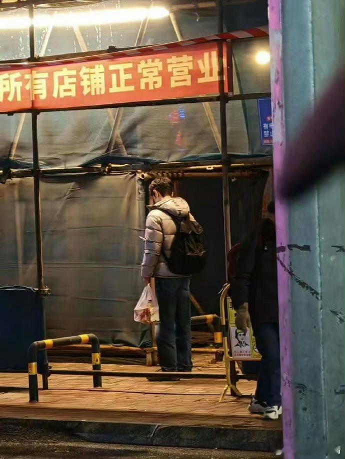 不喜欢看他演失落的戏，我喜欢看他爽剧，一路开挂的那种，可能我觉得他现实中太善良隐