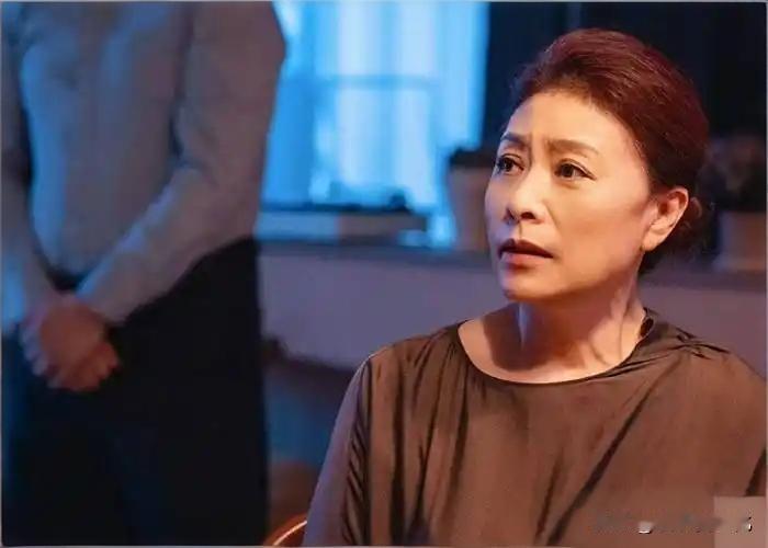 一个贤妻旺三代。《四喜》中，冯家落败和婆婆何丽华脱不了关系。冯建奇的死，就是