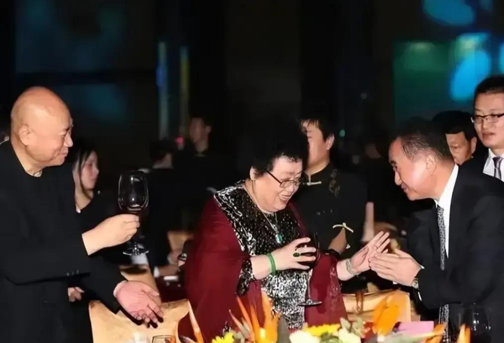 有一次，迟重瑞公开说：“起初我不想娶陈丽华，可我母亲住院时，她主动花钱请医生，我