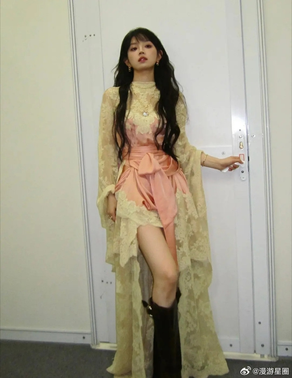 和鞠婧祎同一件衣服，田曦薇穿起来怎么土土的