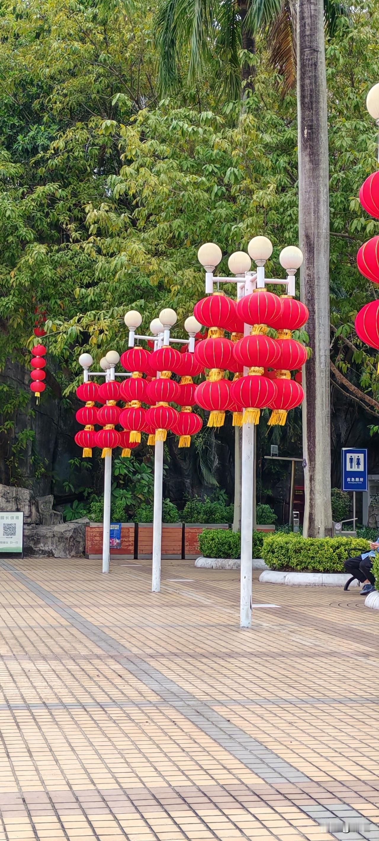 这不又诱惑我买彩票呢吗？2月8日江苏宿迁，小伙子坐在车里等朋友，倍感无聊下了车，