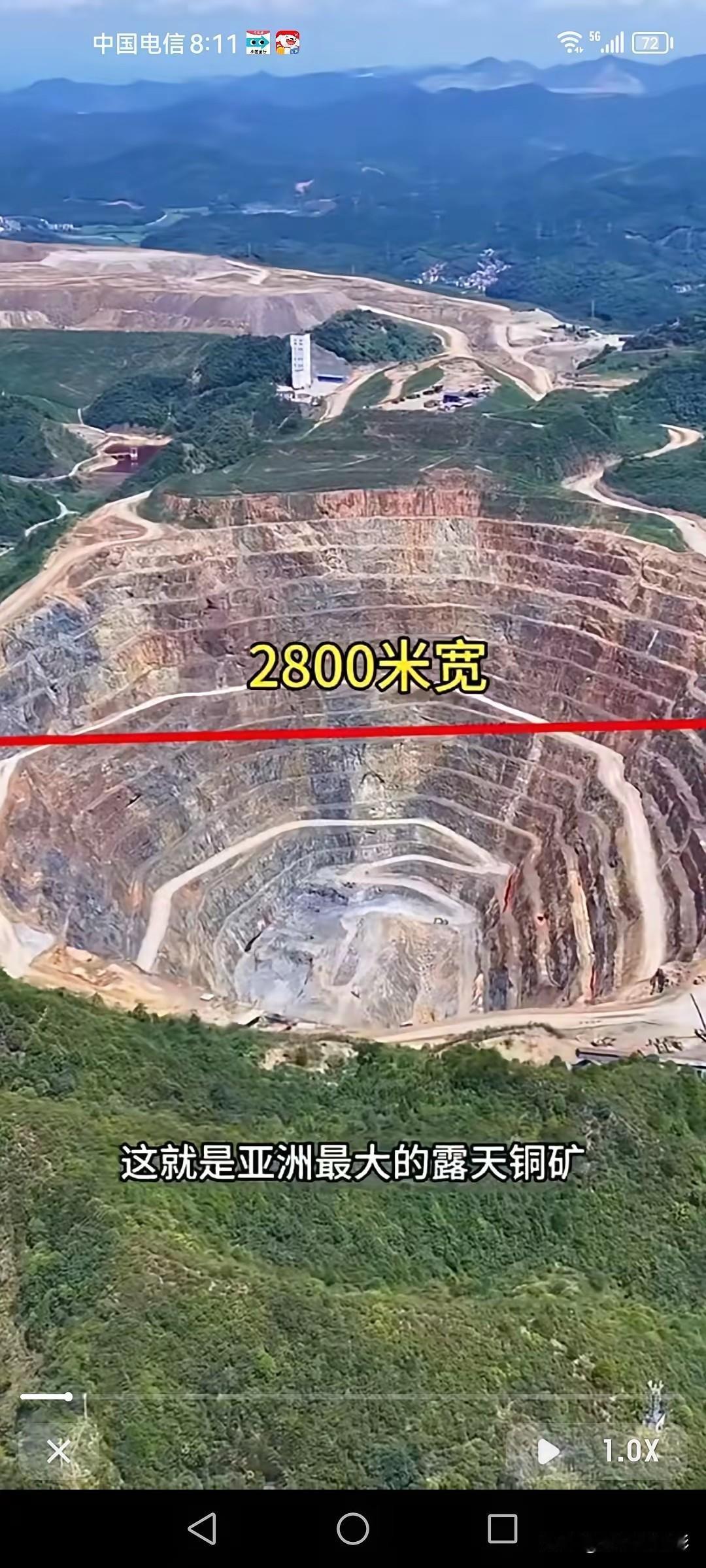 德兴铜矿，堪称中国铜矿界的王者，亚洲最大的矿坑。这地方大得离谱，站在边上往下