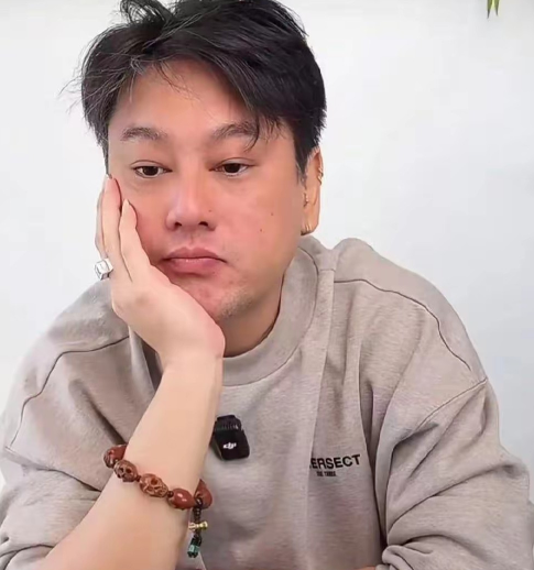 主持人问46岁的朱孝天:“25岁时，你关系最铁的3个朋友是谁？”朱孝天摇摇头:“