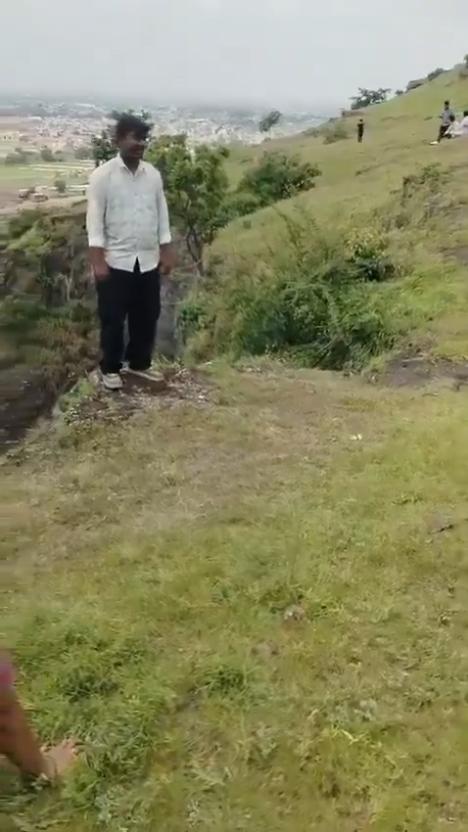 19岁的库纳尔·昌德古德（KunalChandgude）与家人争吵后情绪崩溃，
