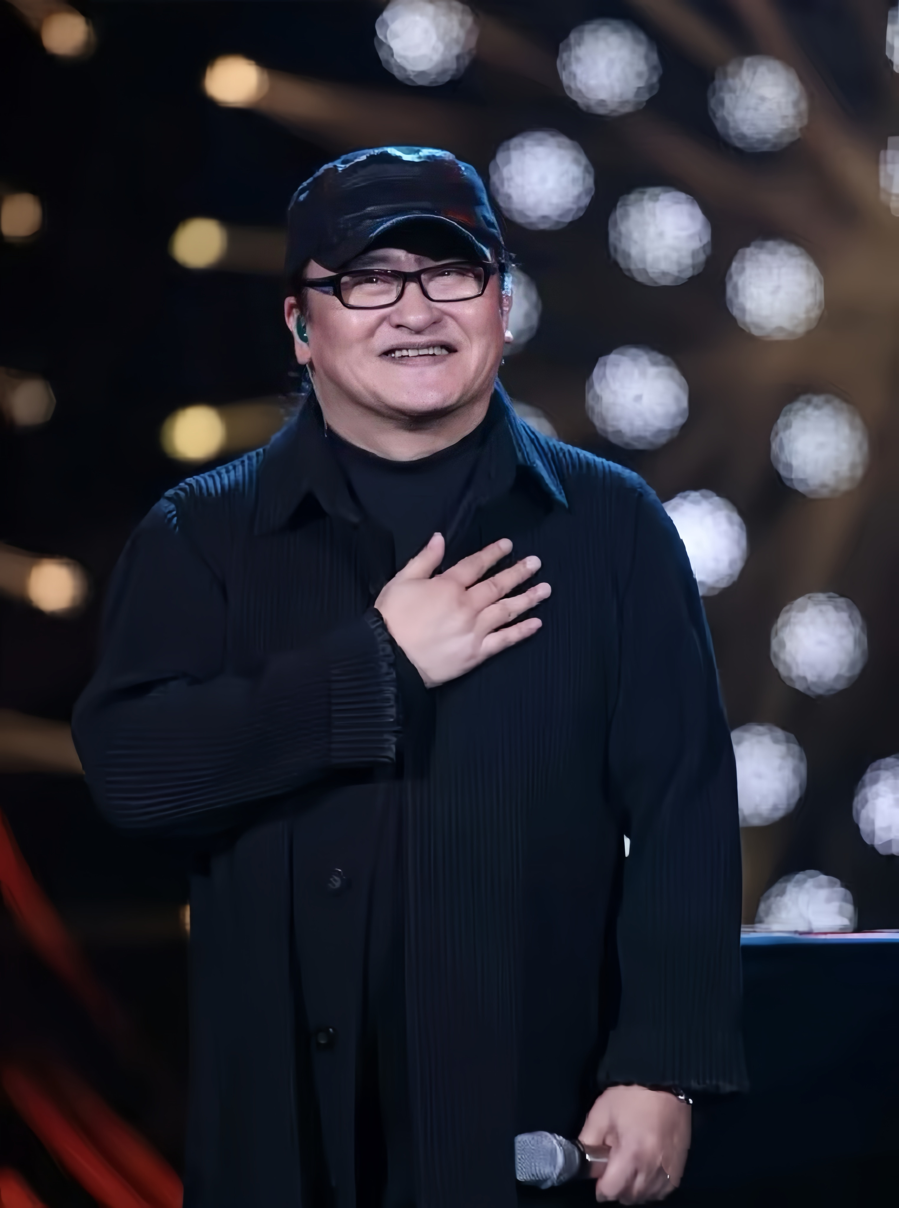 作曲家孟可说，“刘欢离世十几天前，他的太太卢老师联系我，说要还我几万块钱。这笔钱源于一次节目录制，内