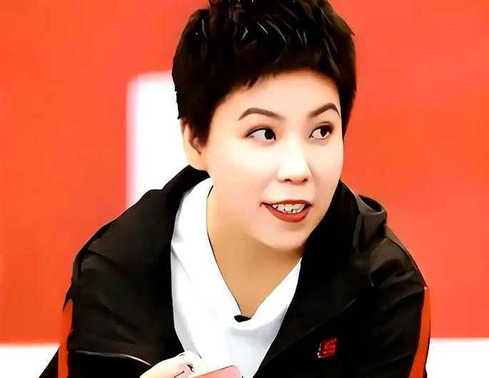 国乒女队到底能不能戴首饰做美甲，邓亚萍的一番话可以说是揭开了竞技体育最残酷的真相爱美确实是女孩的天性