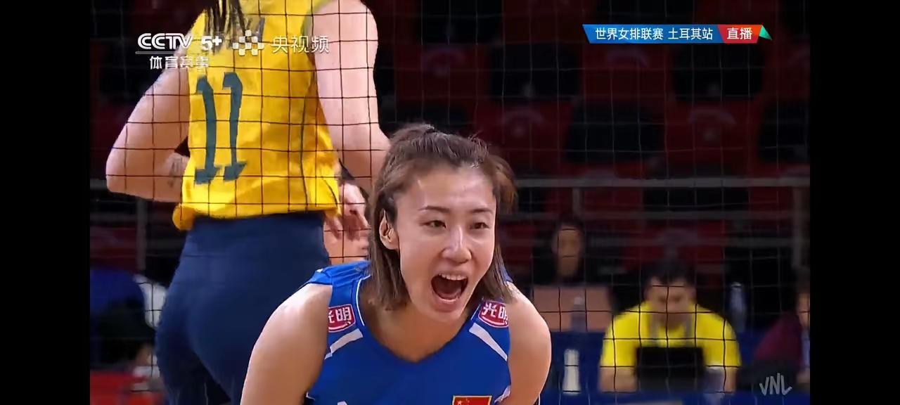 差距并不大，一个张常宁或者吴梦洁上场，就可以反过来3：1拿下巴西女排。就算张