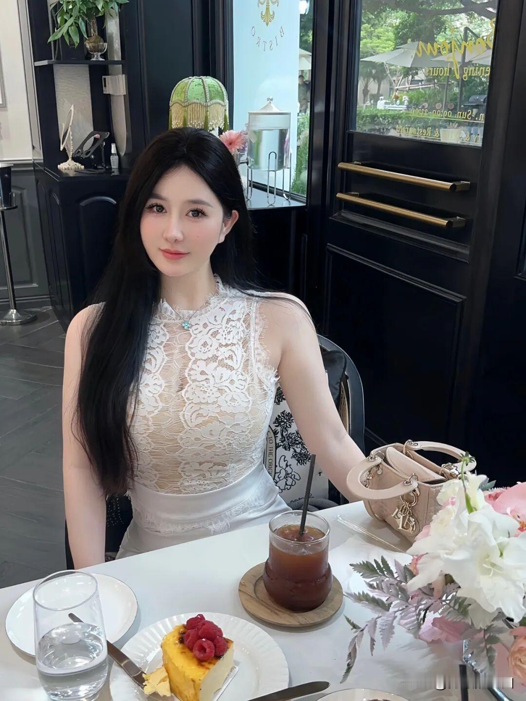 简单点，糊涂点，开心点成年人的世界，好像总在被各种情绪裹挟着走。想太多，会累；