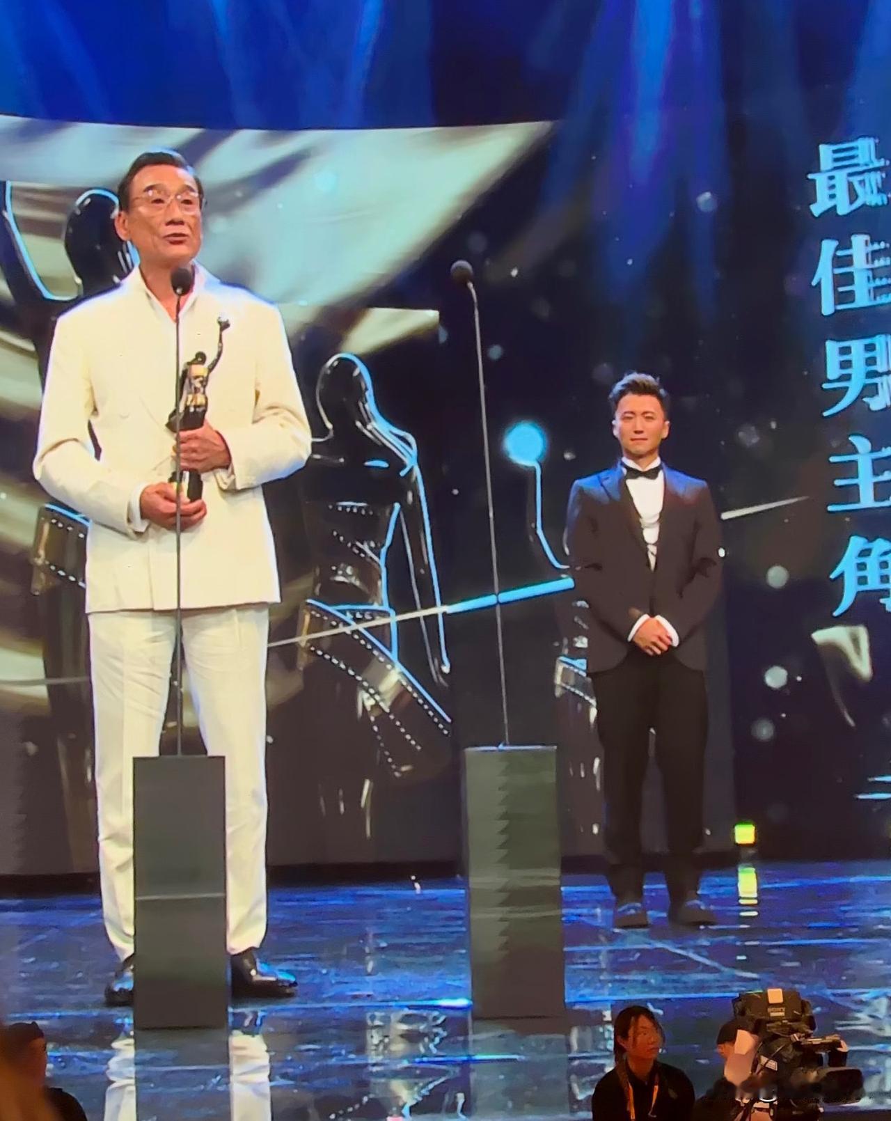 梁家辉获最佳男主谢霆锋颁的奖🥇太搞笑😆了谢霆锋，他弯腰给梁家辉递🏆奖杯