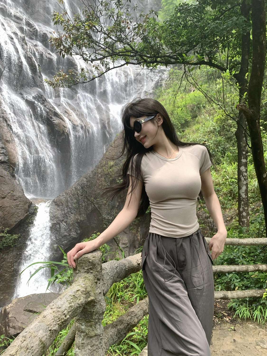 周末的清晨，带表妹出来爬山[加油]