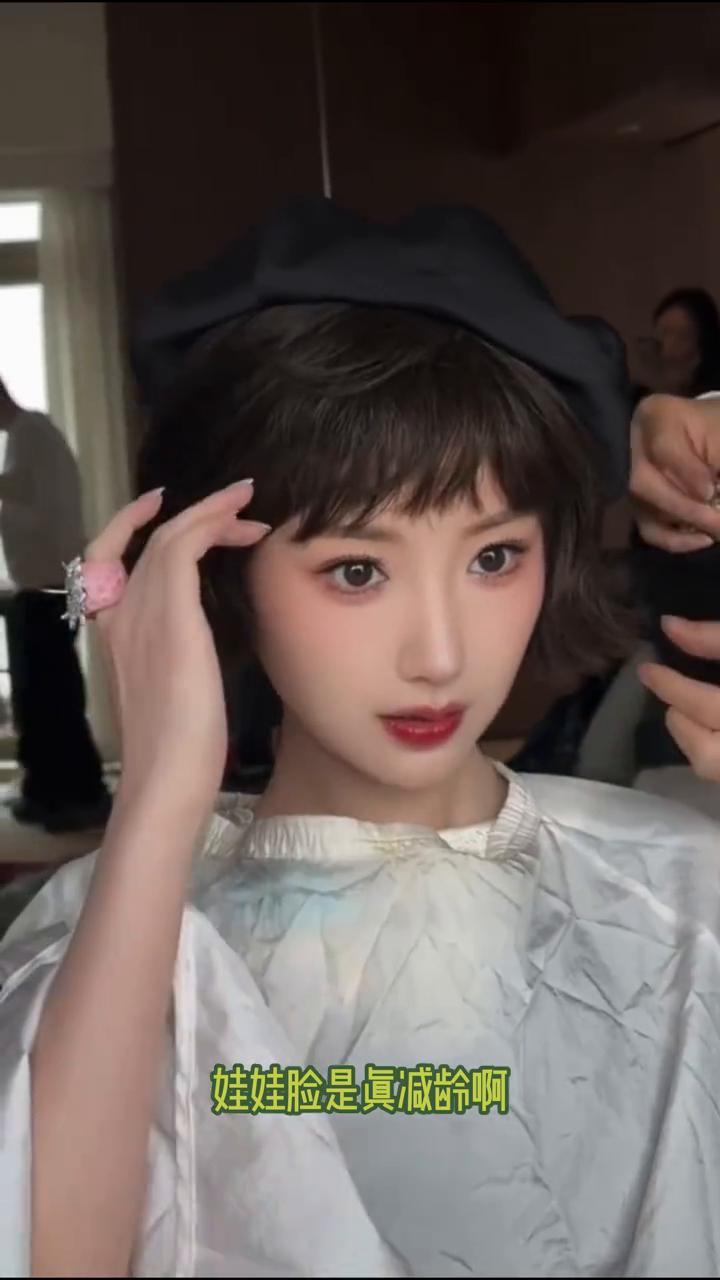 毛晓彤这张脸真的是满30减10，谁能想到她比旁边的任敏大了11岁，娃娃脸是真减龄