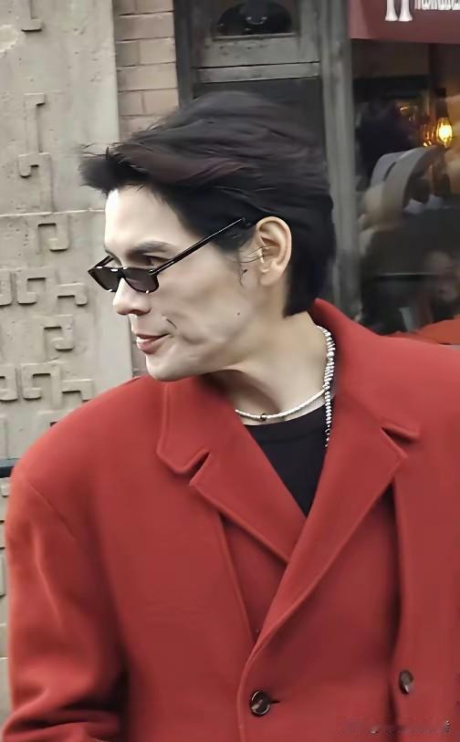 向佐真是瘦出了棱角，这脸感觉像刀子。向佐如今也是担起家庭重任，赚钱养孩子，赚钱